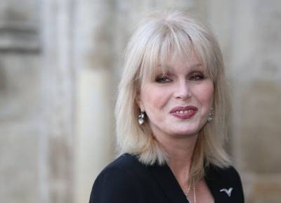 Joanna Lumley baffles fans with ‘naked man covered in Christmas lights’ - evoke.ie - Britain - county Hawkins