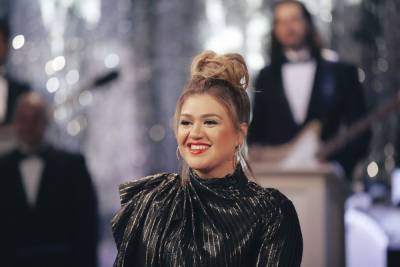 Kelly Clarkson Reacts To Holiday Horror Stories: ‘She Was Gonna Make Whoopie With Santa!’ - etcanada.com - Santa