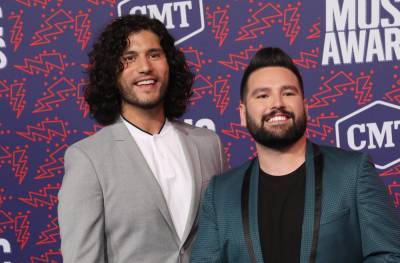 Dan + Shay Surprise Homeless Families With Furnished Houses For The Holidays - etcanada.com - Nashville