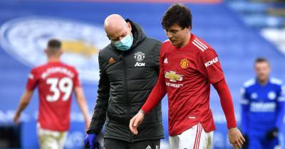 Victor Lindelof substituted with back injury during Leicester vs Manchester United - www.manchestereveningnews.co.uk - Manchester