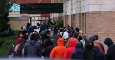 Trafford Centre 'chaos' as hundreds of shoppers queue outside for Boxing Day sales - www.manchestereveningnews.co.uk