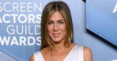 Jennifer Aniston Causes Controversy on Twitter as Fans Defend Her Over COVID Christmas Ornament - www.usmagazine.com