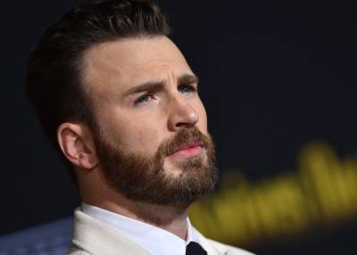 Chris Evans Wishes Fans A Merry Christmas With Festive Song On The Piano - etcanada.com