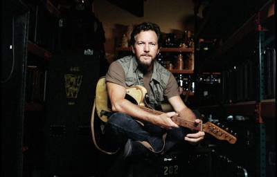 Eddie Vedder Covers Bruce Springsteen’s Classic ‘Growin’ Up’ - etcanada.com