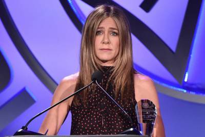 Jennifer Aniston roasted for ‘our first pandemic’ Christmas ornament - nypost.com