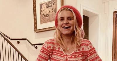 Jessica Simpson shows off her 100-pound weight loss in festive snap after fitness and diet overhaul - www.ok.co.uk