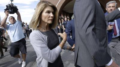 Lori Loughlin Hid Behind a Trash Bag After She Was Released From Prison Early - stylecaster.com - California