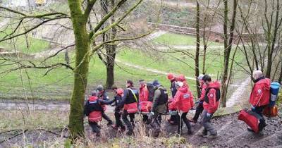 Mountain rescue team called to help after elderly woman fell on path in Tameside - www.manchestereveningnews.co.uk