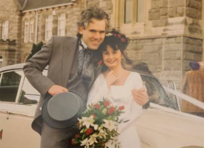 Marian Keyes marks silver wedding anniversary with tribute to ‘the kindest man alive’ - evoke.ie - Ireland