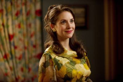 Alison Brie Admits To ‘Peeing’ In Her ‘Girdle’ On The Set Of ‘Mad Men’ - etcanada.com
