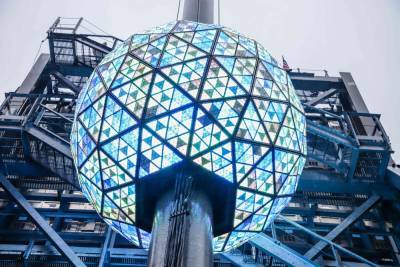 How To Watch The Ball Drop On New Year’s Eve Online & On TV - deadline.com - New York - Manhattan