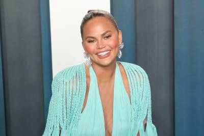 Chrissy Teigen credits book for prompting her sobriety journey - www.hollywood.com