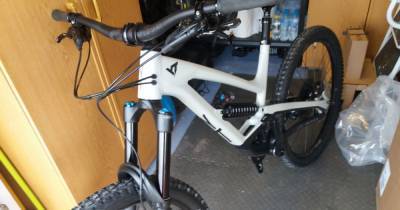 Police launch investigation after 'very rare' mountain bike stolen by gang of men from house in Stockport - www.manchestereveningnews.co.uk