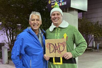 ‘Elf’ Comes To Life, As Man Meets Dad For First Time Dressed As Film’s Wacky Star ‘Buddy’ - deadline.com - city Santa Claus