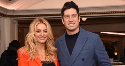 Vernon Kay pines for wife Tess Daly as he watches her on Strictly before midnight reunion - www.ok.co.uk