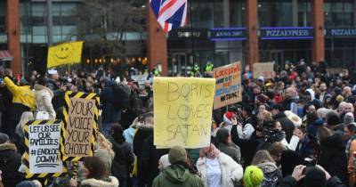 Hundreds gather in Piccadilly Gardens for anti-lockdown protest described as "two fingers up" to those who died - www.manchestereveningnews.co.uk - Manchester
