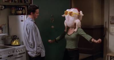 Courteney Cox recreates infamous Friends Thanksgiving scene as she dances with turkey on her head - www.ok.co.uk