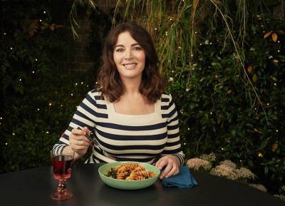 Nigella Lawson’s pronunciation of microwave has viewers in stitches - evoke.ie