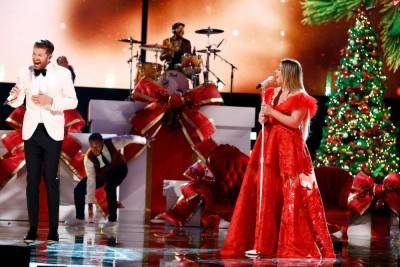 Kelly Clarkson & Brett Eldredge Bring Christmas Cheer To ‘The Voice’ With Duet Of Holiday Hit ‘Under The Mistletoe’ - etcanada.com