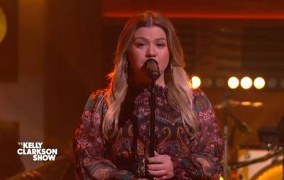 Kelly Clarkson Belts Out A Powerful Cover Of Roxette’s ‘It Must Have Been Love’ - etcanada.com - county Love