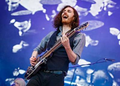 Hozier explains why his height has been a hindrance when it comes to fame - evoke.ie - Ireland