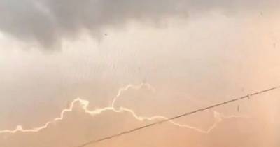The moment brilliant lightning lit up Greater Manchester skies as storms hit - www.manchestereveningnews.co.uk - Manchester - county Lane - Indiana