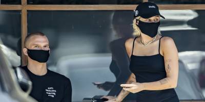 Miley Cyrus & Boyfriend Cody Simpson Wear Matching Black Masks To Pick Up Coffee To Go - www.justjared.com - Los Angeles