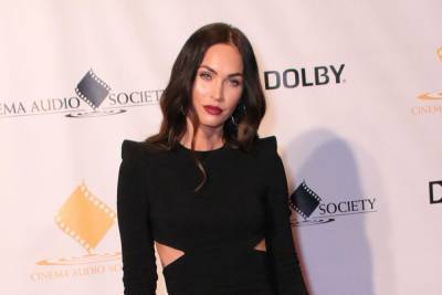 Megan Fox confirms romance with Machine Gun Kelly with a kiss during L.A. outing - www.hollywood.com - Los Angeles