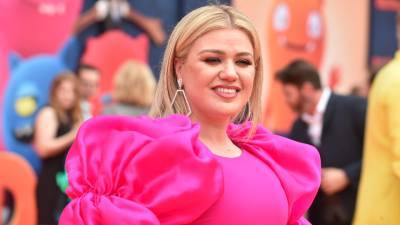 Kelly Clarkson Was Told to ‘Compete’ With Naked Models It’s So Disappointing - stylecaster.com - USA