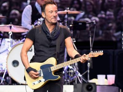'NATIONAL DISGRACE': Springsteen rips Trump for not wearing mask - canoe.com - USA