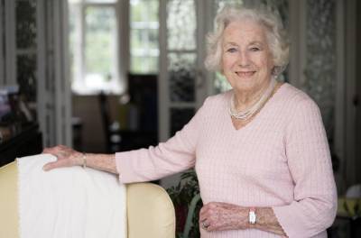 Vera Lynn, World War II 'Forces Sweetheart' & 'We'll Meet Again' Singer, Dies at 103 - www.billboard.com - Britain