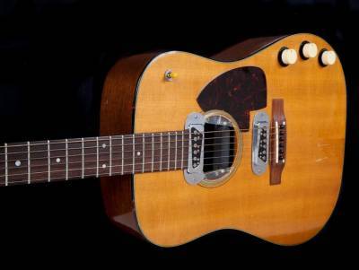 Kurt Cobain guitar breaks records at auction - torontosun.com - USA