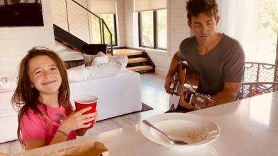 Jake Owen And Daughter Pearl Belt Out ‘On Fire’ - etcanada.com