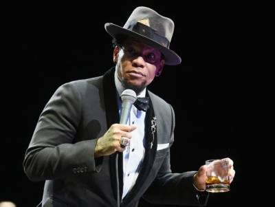 Comedian D.L. Hughley tests positive for COVID-19 after collapsing on stage - canoe.com