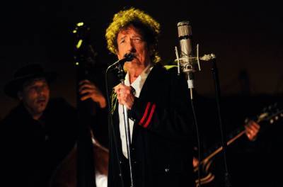 Bob Dylan’s ‘Rough and Rowdy Ways’ Races to Lead on Midweek U.K. Chart - www.billboard.com - city Columbia