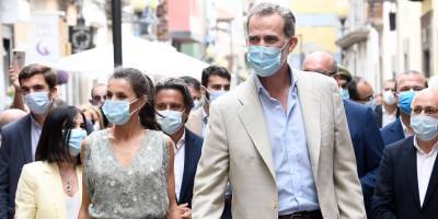 Spain's King Felipe & Queen Letizia Choose Not To Wear Masks For A Bit During Canary Island Visit - www.justjared.com - Spain