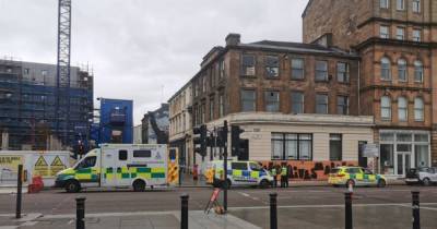 Police swoop on Glasgow street in ongoing incident - www.dailyrecord.co.uk - Scotland
