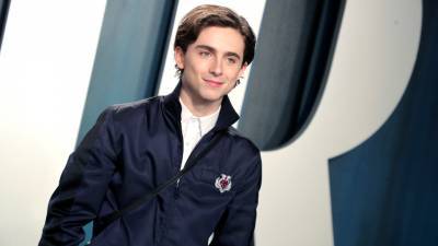 Timothée Chalamet Is Hooking Up With Eiza González Their Poolside Kiss Was Steamy - stylecaster.com - Mexico - county Lucas