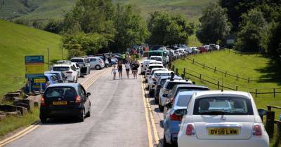 Hordes of people have flocked to Dovestone Reservoir to enjoy the hottest day of the year - www.manchestereveningnews.co.uk - Manchester