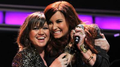 Kelly Clarkson Shares Her Depression Struggles With Demi Lovato - www.etonline.com