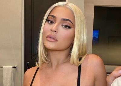 Kylie Jenner Ditches Her Top And Poses In Bra With Bleached Blonde Hair - celebrityinsider.org - Los Angeles