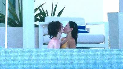 Timothee Chalamet Eiza González Share A Passionate Kiss While Heating Up In A Hot Tub In Mexico - hollywoodlife.com - Mexico - county Lucas