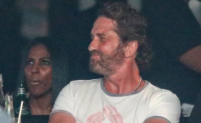 Gerard Butler Joins a Big Group of Friends for Dinner in Venice - www.justjared.com - Italy - Malibu - city Venice