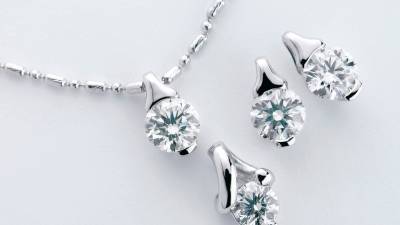 Shop 1 carat Diamond Stud Earrings for Under $500 at the Amazon Summer Sale - www.etonline.com