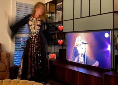 Adele showcases seven stone weight loss in boozy night at home - evoke.ie