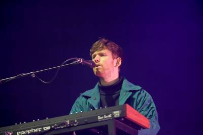 James Blake Performs Soulful Cover Of Nirvana’s ‘Come As You Are’ - etcanada.com