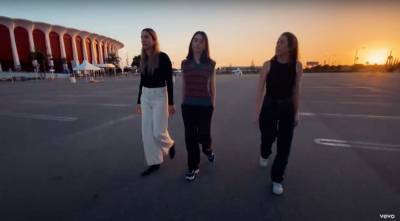 Haim Walk Across The Empty Parking Lot Of The Forum For ‘Don’t Wanna’ Music Video - etcanada.com