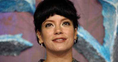 Lily Allen sparks concern as she shares a selfie in hospital after enjoying a cosy weekend with boyfriend David Harbour - www.msn.com