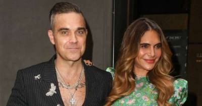 Robbie Williams and Ayda Field's daughter Teddy wows on the piano - www.msn.com