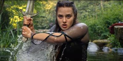 Katherine Langford Fights A War With Excalibur By Her Side in Netflix's 'Cursed' Trailer - Watch! - www.justjared.com - New York - county Arthur
